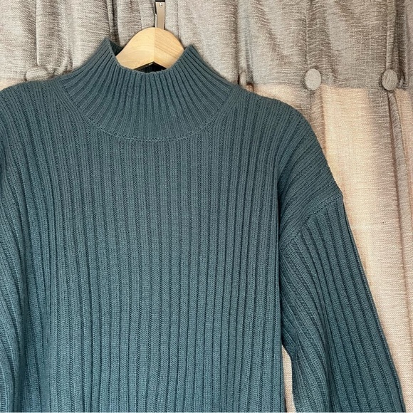 Moon River Blue Distressed Ribbed Turtleneck Sweater Size Medium Wool Blend - Picture 7 of 15